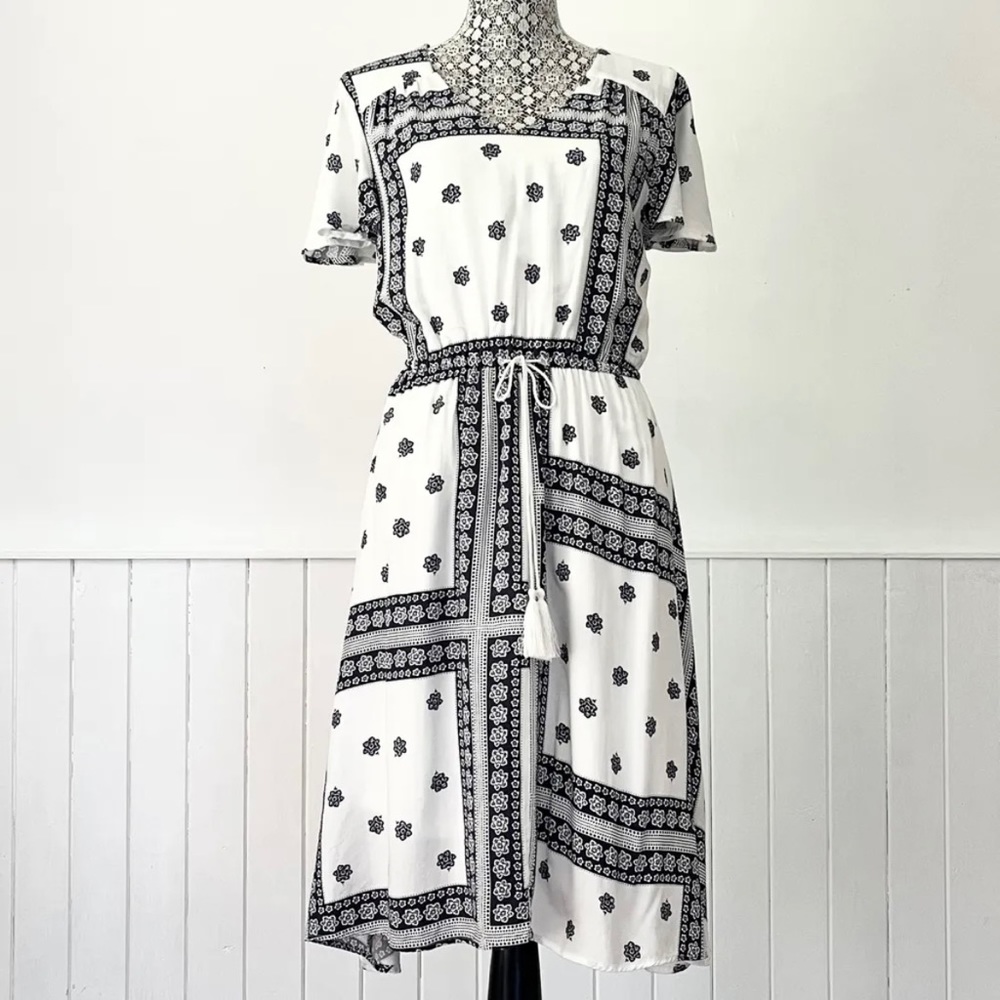 Flowy short sleeve dress with tassel belt
